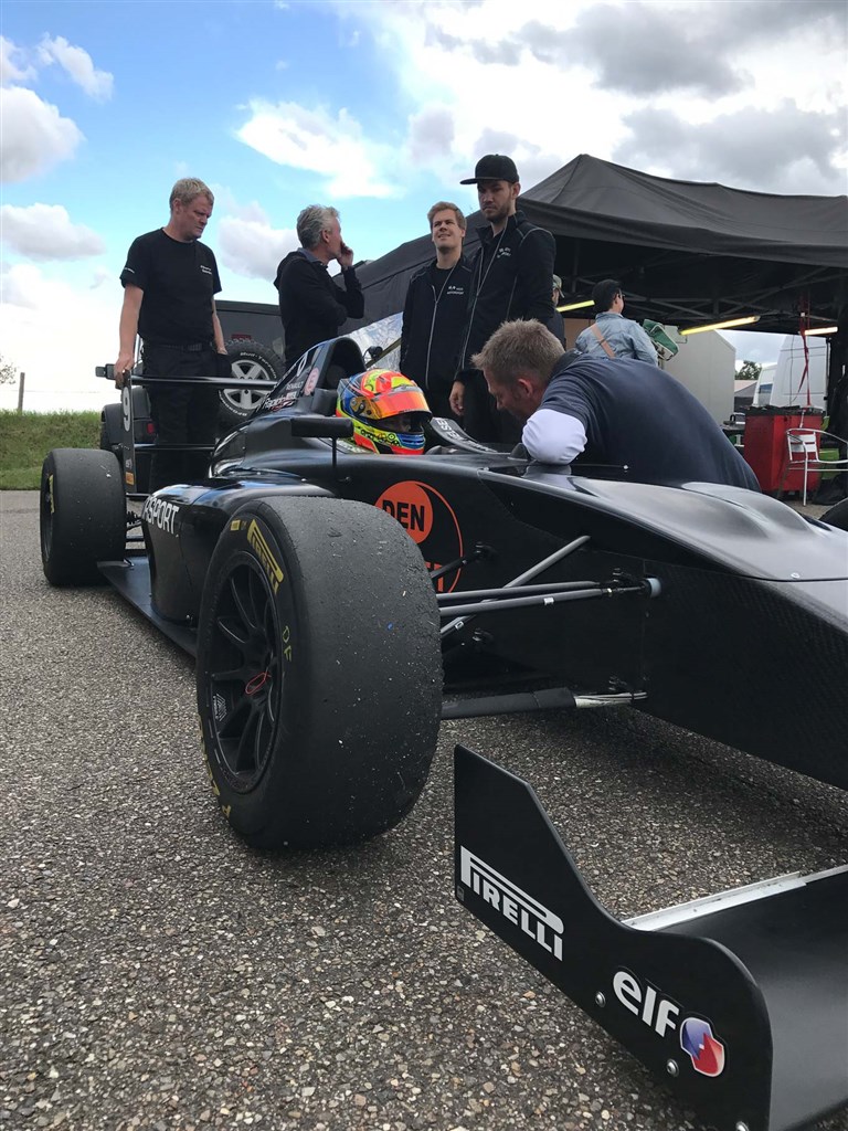 Dansk-malaysiske Danial Nielsen Frost får de sidste desinner fra sin coach Tommy Schröter inden debuten i Formel 4 Renault.dk på FDM Jyllandsringen.